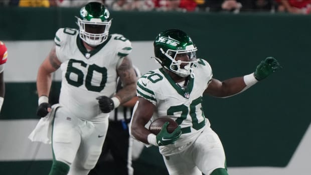 Jets' RB Breece Hall (20) breaks into open field against the Chiefs